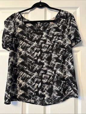 Forever 21 Black & White Abstract Print Short Sleeve Blouse